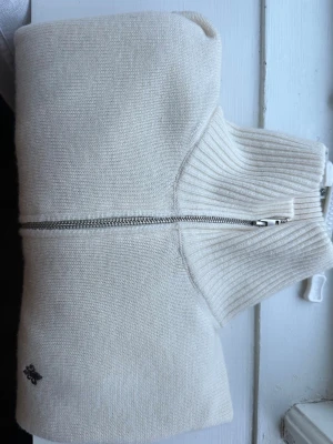 Vit Merinoull ziptröja från Morris  -    Säljer en tröja från Morris i storlek S. Färgen är krämvit och den är gjord i 100 % marinoull. Tröjan är knappt använd och i mycket fint skick.