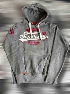 Superdry Hoodie S - Riktigt snygg grå Superdry hoodie i storlek S. Riktigt nice färg som passar till allt! Som ny! Tveka inte på att höra av dig vid fundering⭐️