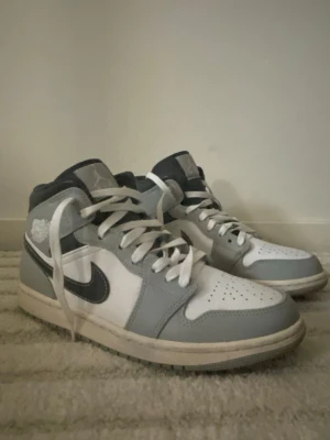 Air Jordan 1 Mid Light Smoke Grey - Tja, säljer dessa feta Air Jordan 1 Mid Light Smoke Grey. Använt dom ett fåtal gånger. De är äkta. Skick 8/10 KÖPAREN STÅR FÖR FRAKT!