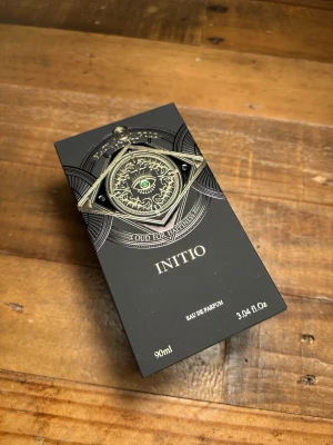 Initio Oud for Happiness EdP 90ml - Initio Oud for Happiness är en modern och förförisk tolkning av oud med en ljus och livfull karaktär. Doften öppnar friskt med bergamott och kryddig ingefära som ger en känsla av energi och klarhet. Den övergår snabbt i ett varmt hjärta där söt lakrits möter mjukt cederträ och silkeslen oud. Basen rundas av med krämig vanilj och mjuk mysk som lämnar ett sensuellt och långvarigt avtryck. En elegant och beroendeframkallande doft som utstrålar självsäkerhet och modern lyx.
