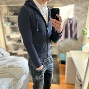 Ralph Lauren Cardigan - Mycket bra skick, använd men inga hål eller fläckar! Passar dig som är mellan 165-175cm ungefär. Nypris ca 3500kr. Modellen är 185 cm, 75kg. Passar bra nu till våren! Skriv för mer information!🤝