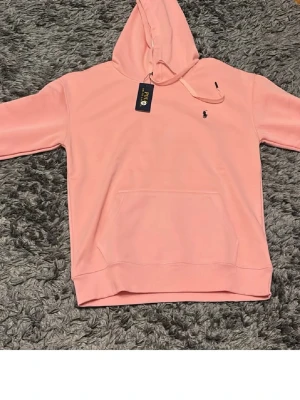 Ljusrosa hoodie från Polo Ralph Lauren - Säljer den för att den inte passar mig priset kan sänkas 