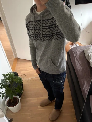 Stickad hoodie HOLLISTER - En tvär fet stickad hoodie med unikt mönster från Hollister! | Storlek L, men jag på bilden är 185 och bär vanligtvis M! | Hör av dig vid fler funderingar!