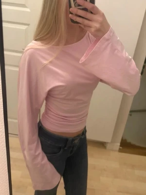 Ljusrosa långärmad topp - Ljusrosa långärmad topp med rynkade sidor från gina tricot i storlek 158/164 men motsvarar xs. Helt oanvänd med prislapp kvar, pris kan diskuteras💕
