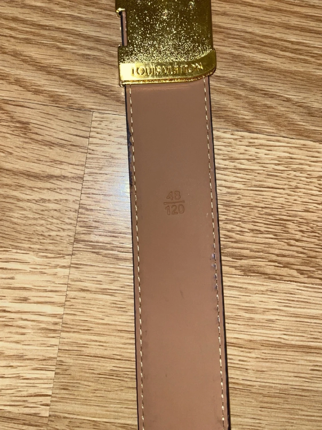 Ett snyggt bälte med en uniq design L och en V - 3