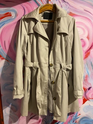 Trenchcoat beige - St M  Finns en typ fläck på framsidan men går eventuellt bort i tvätt , syns på sista bilden bäst - men är inte super synlig  