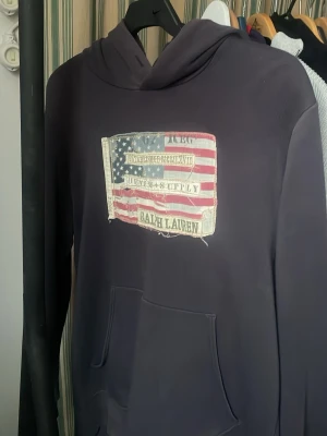 Mörkblå hoodie Ralph Lauren - Säljer min mörkblåa Ralph lauren hoodie storlek M bra skick (bilder tagna från förra säljaren skriv om fler bilder)