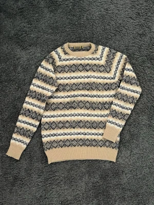 Stickad crewneck med mönster  - Riktigt snygg stickad crewneck med mönster från märket Carloff of Switzerland