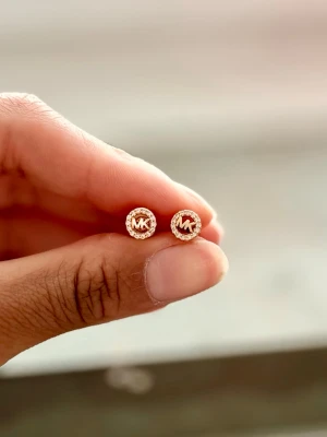 Guldtonade/Roséguld MK örhängen med stenar - Snygga runda örhängen från Michael Kors 