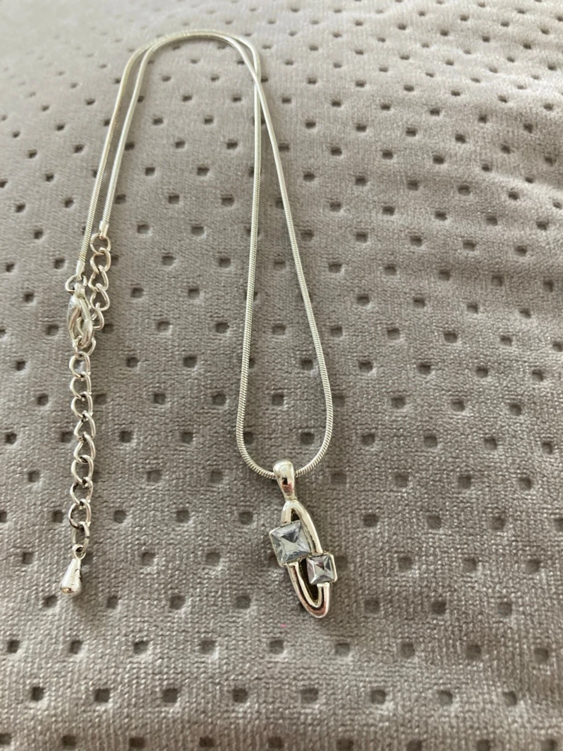 Silverhalsband med fyrkantiga stenar