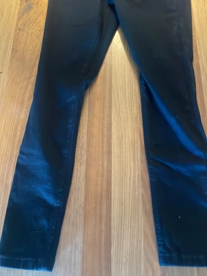 Svarta jeans från Ellos. - Aldrig använt dem pga liten storlek.