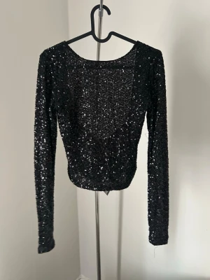 Glitter topp - Helt ny och oanvänd, öppen rygg 