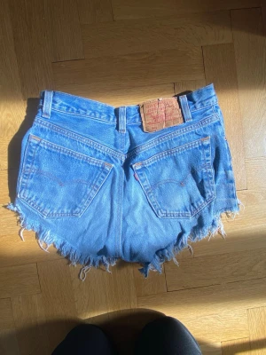 Levi's shorts - Säljer dessa korta levis shorts, de har använts fast väldigt få antal gånger.