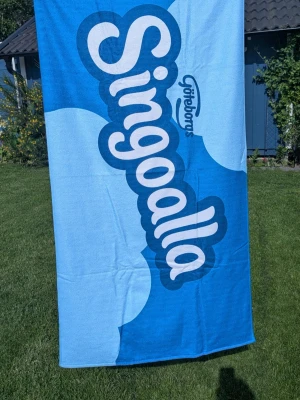 NY Singoalla handduk från Göteborgs kex - Storlek: 140 × 70 cm. Material: 65 % bomull, 35 % microfiber.