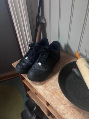 Svarta Nike Air Force 1 sneakers - Klassiska helsvarta Nike Air Force 1 , ej använda mycket, tvättas självklart innan försäljning. Mvh August 