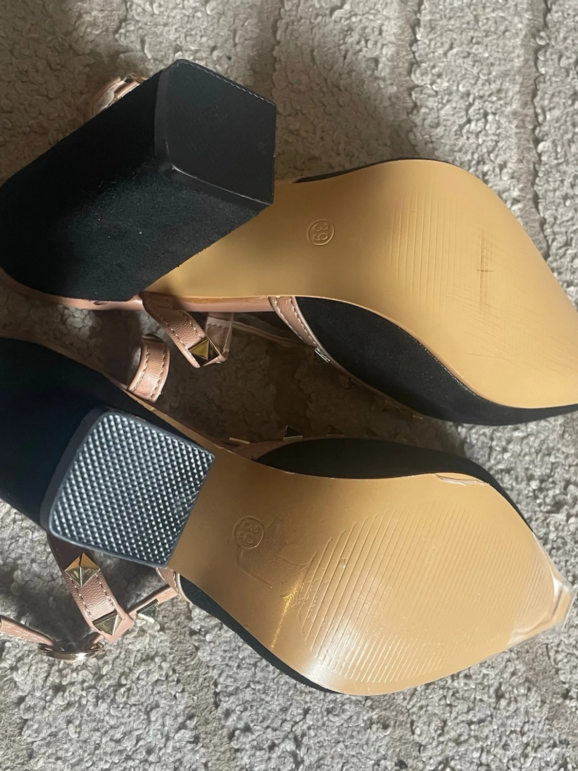 Svarta pumps med nitar och blockklack - 4