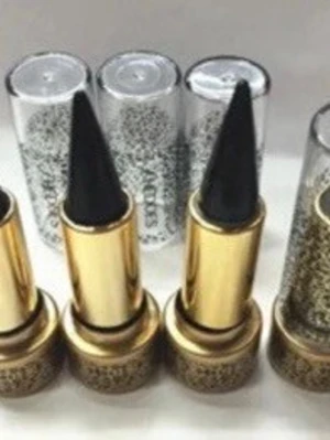 Svart kajalpenna i konformad hylsa - Kajalpenna med intensivt svart färg i en unik konformad design. Hylsan är guldig med dekorativa detaljer och genomskinligt lock. Perfekt för att skapa dramatiska ögonlooker med precision. 39kr/st , finns fler kvar, samma frakt 