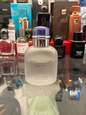 Dolce & Gabbana Light Blue Pour Homme - Fräsch herrparfym från Dolce & Gabbana, Light Blue Pour Homme. Flaskan är matt glas med rundad form och silverfärgad hals samt blått lock. Eau de toilette som ger en lätt och uppfriskande doft.