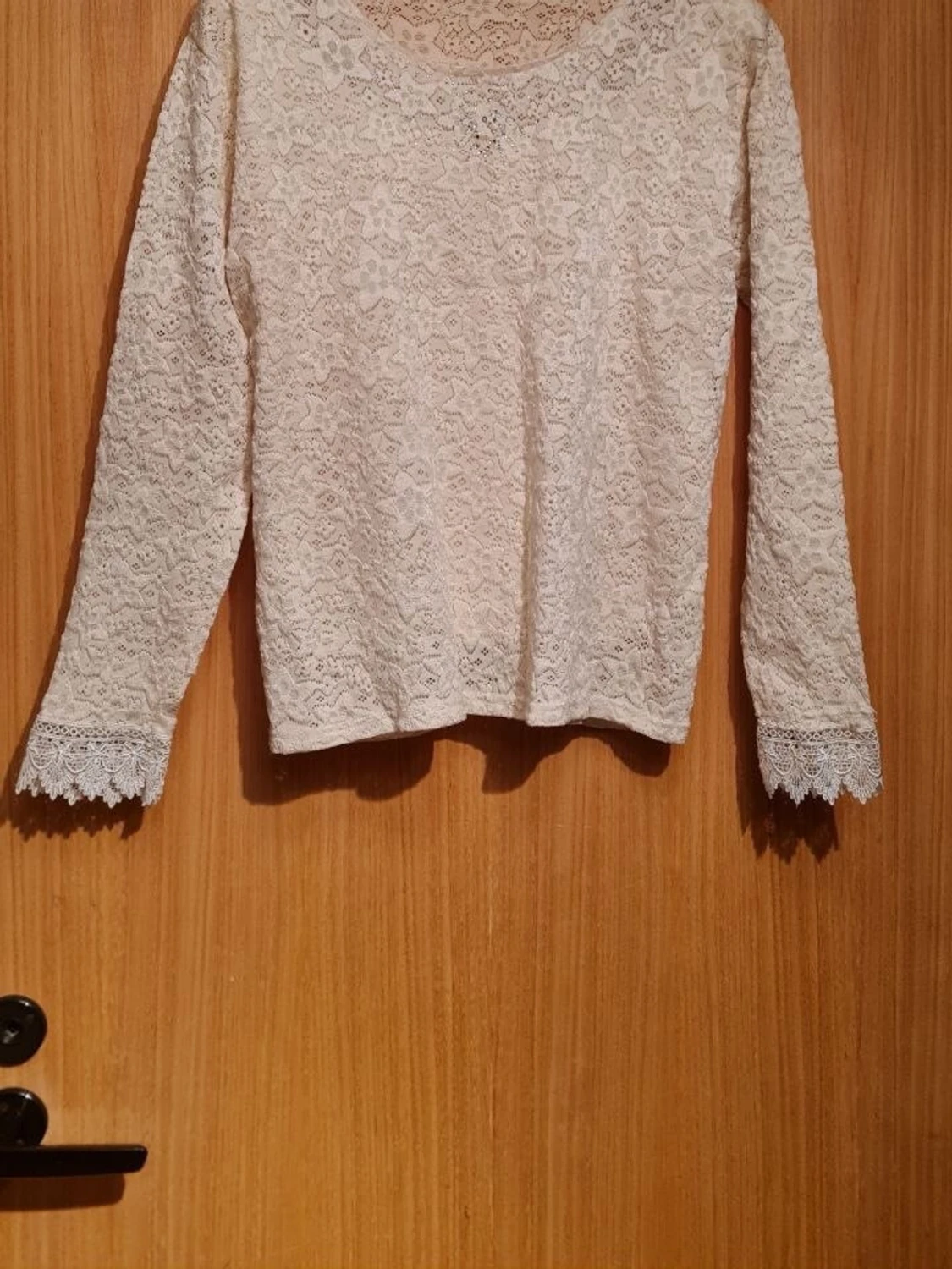 Crémefärgad spetsblus med strassdetaljer - 3