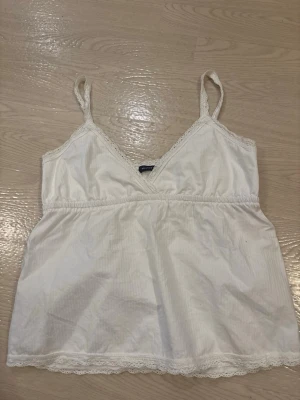 Brandy Melville topp - Säljer denna jättesöta toppen då den inte passar mig, inga defekter och passar till allt. Sparsamt använd. Skriv om ni har frågor!😊