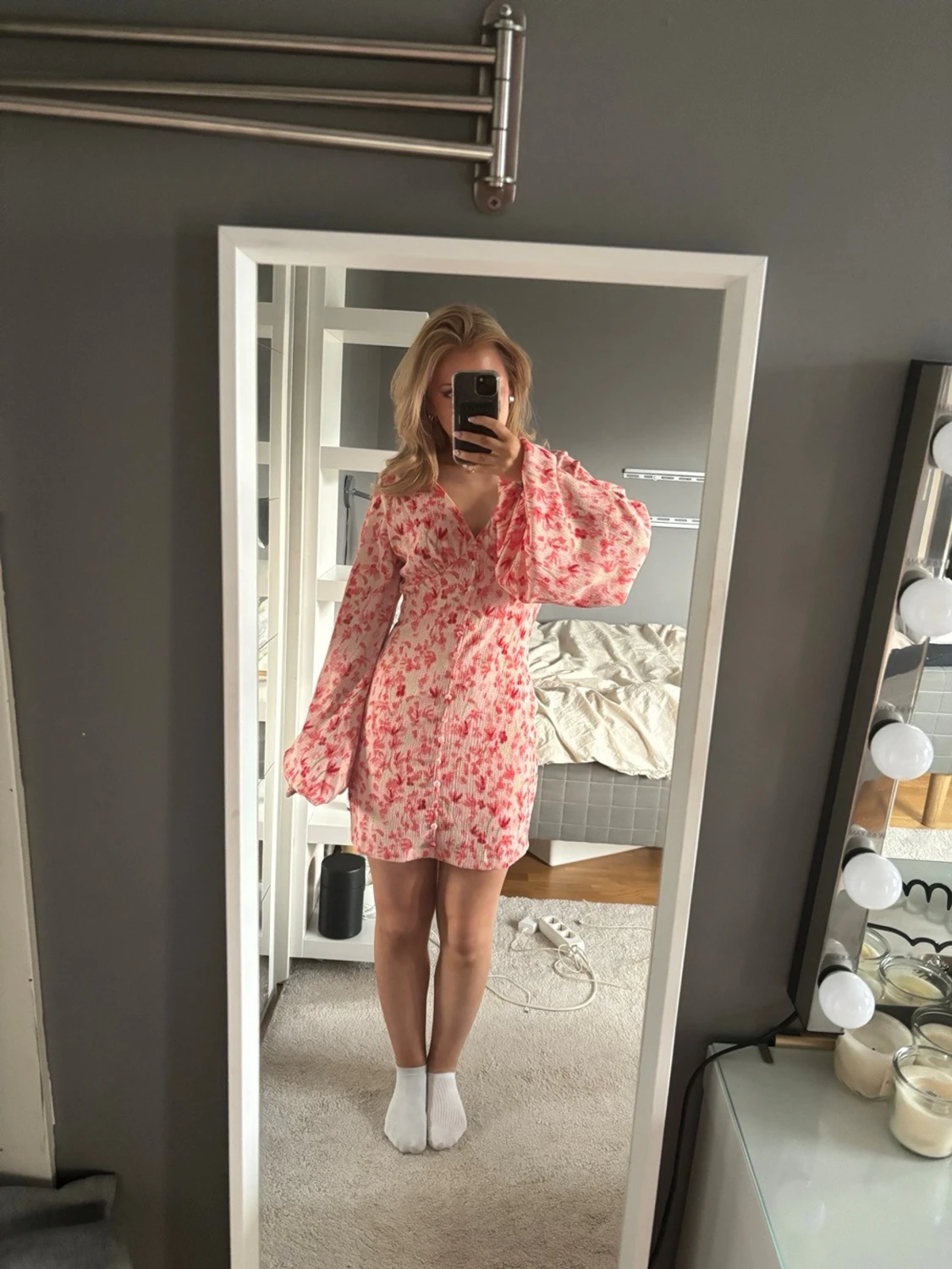 Kort blommig klänning med ballongärm - 2