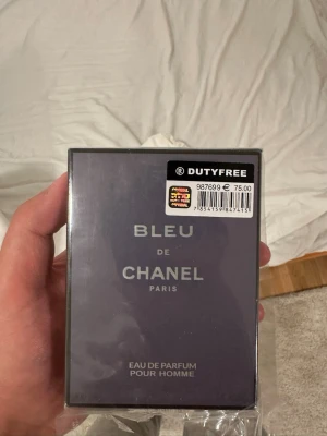 Bleu de Chanel Eau de Parfum - Jag fick den som födelsedags present, har bara sprejat 2 gånger för att lukta men jag har redan en parfym så vill sälja den.