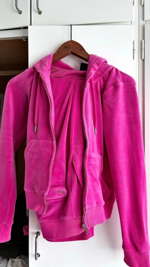 Juicy Couture rosa velour hoodie - Neonrosa knappt använd 