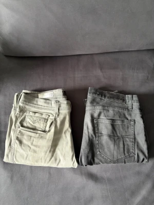 Replay & Tiger of Sweden Jeans - Säljer nu dessa två par jeansen. De gråa är från replay och är i storlek 33 modell Anbass, och de svarta är från Tiger of Sweden i storlek 31/32 i modell Pistolero. Köp båda för 400 eller replay för 250, och tiger jeansen för 300 kronor. Hör av dig vid fler frågor.