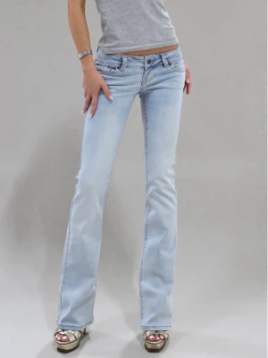 Ljusblå låga bootcut jeans från G rise - Säljer ett par ljusblå bootcut jeans från G rise med låg midja.                       Jeansen är oanvända, endast testade så nya utan prislapp.                  Storlek S/R
