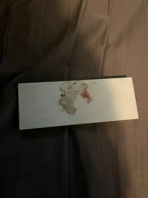 Crème Blush Palette vit - Crème Blush Palette från Airbase i en vit, rektangulär förpackning. Paletten innehåller krämrouge som ger en naturlig och fräsch look till kinderna. Perfekt för dig som gillar att bygga upp färg och arbeta med krämprodukter.