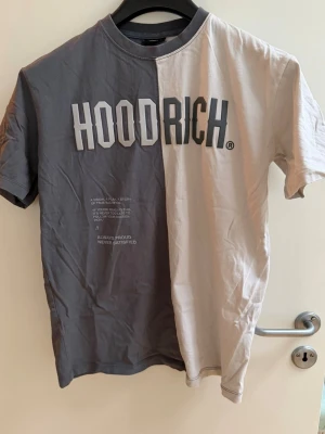 HOODRICH tvåfärgad t-shirt - Hoodrich T-Shirt i storlek S. Tidigare köpt från JD och är i väldigt bra skick, bara använt fåtal gånger.