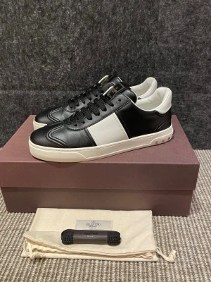 Valentino flycrew (nya) - Hej, säljer nu dessa svin snygga valentino skor. Skorna är i nytt skick!  Begränsat antal boxar och dustbag. Hör av dig vid frågor.