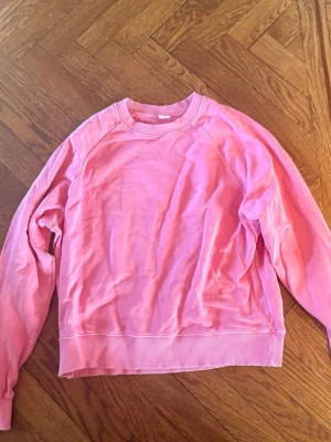 Rosa sweatshirt i storlek XS från Arket  - En enkel och snygg rosa sweatshirt med rund hals och ribbade muddar vid ärmslut och nederkant. Perfekt för en avslappnad look och lätt att matcha med jeans eller leggings. Tröjan har en mjuk känsla och klassisk passform. 💕 finns ett hål i ärmen som det finns bild på!