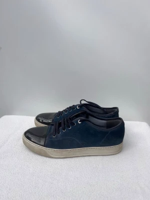 Lanvin Patent Cap Toe - Storlek UK 9 / 43 passar som 44 | Blå | Glansig cap toe | OG box medföljer