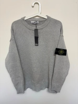 Stone Island grå stickad sweatshirt  - En riktigt fin stickad sweatshirt från Stone Island i färgen grå | Storlek M men passar S | Fraktar samma dag om köp sker innan 22:00