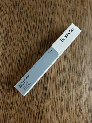 BeautyAct 38°C Lengthening Mascara Black - Säljer en BeautyAct 38°C Lengthening Mascara i färgen svart. Mascaran kommer i en stilren, ljusgrå tub med svart text och är designad för att ge längd till fransarna. Helt ny! 🥰