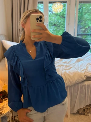 klarblå blus med volanger  - fin blå blus med volanger från pigalle💓