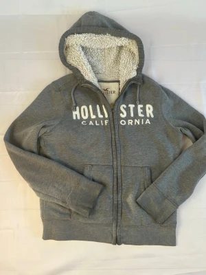 Vintage hollister zip - Riktigt snygg zip från hollister. Vintage zip  som är i skick 10/10 då den inte ser använd ut. Str säger XL men sitter mer som L. Måttet är Axel till slut 63cm och armhåla till armhåla 53cm. Startpriset börjar på 599 men kan diskuteras 