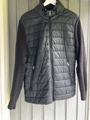 Svart quiltad cardigan med dragkedja - Cardigan från Mango storlek M. Perfekt för både vår och höst väder