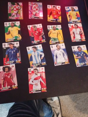 Samling fotbollskort VM 2022 - Säljer en samling med 14 fotbollskort från VM 2022. Korten visar olika spelare från flera nationer, med färgstarka bakgrunder och landslagströjor. Perfekt för dig som gillar att samla på sportkort eller vill ha något unikt till din samling. Om ni är intresserade får ni komma med ett bud🙂