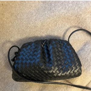 Jackie Stockholm clutch bag - INTRESSEKOLL på min Small Braided Clutch Bag från Jackie Stockholm. Använd flera gånger och har tappat skruvarna i sidan på öppningen men är inget som jag tycker märks. Annars ser den knappt använd ut. Köpt här på Plick (nypris 2400kr) säljer där av under det priset och går att diskutera. Skriv för frågor!💓💓