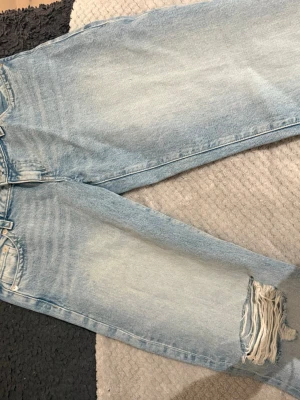 Ljusblå ripped jeans från Gina Tricot - Populär modell från Gina. Jättefint skick också. Skriv gärna vid funderingar eller frågor💓