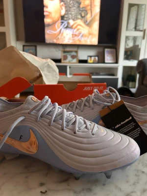 Nike tiempo Maestro  - Helt nya skor, där jag råkade köpa med ett design som F, jag säljer skorna pågrund över det men de är helt nya och jätte bekväma 