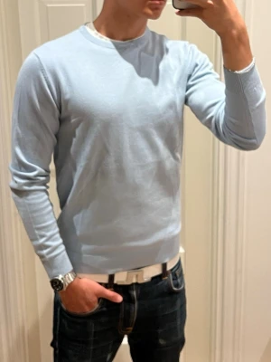 Ljusblå stickad crewneck tröja - Ljusblå stickad tröja med rund halsringning och långa ärmar. Perfekt nu till sommaren☀️Knappt använd. Storlek:S. Skriv vid minsta fundering! 