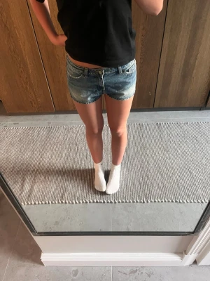 Jeans Shorts - Säljer ett par söta jeans shorts ifrån Zara i st 36. Men passar även 34. Använda bara ett fåtal gånger med noll defekter💗