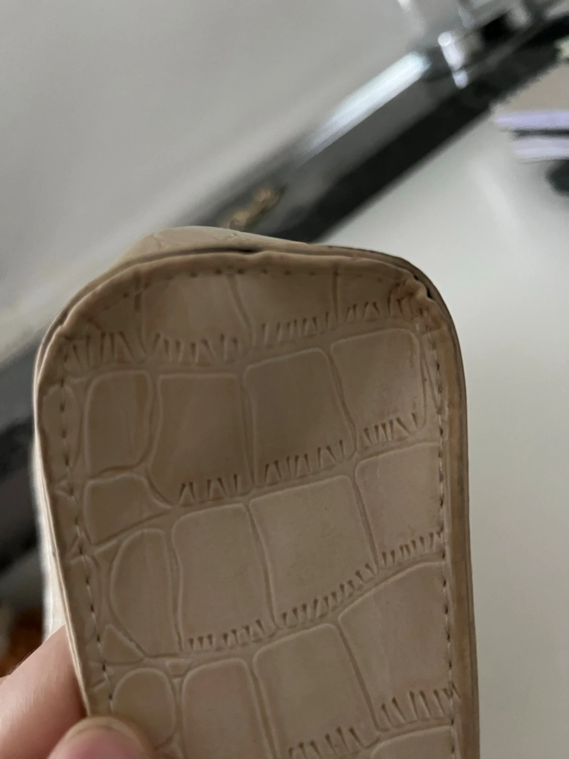 Beige axelväska med kedjedetalj - 6
