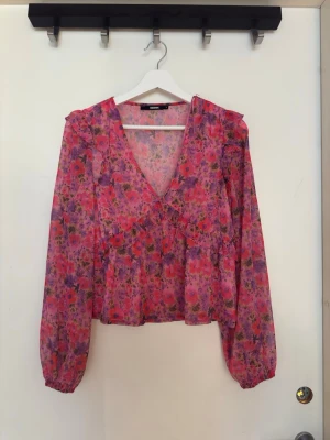 Blommig blus BikBok - Gullig blus från BikBok i storlek S. Använd fåtal gånger så i mycket bra skick🌸