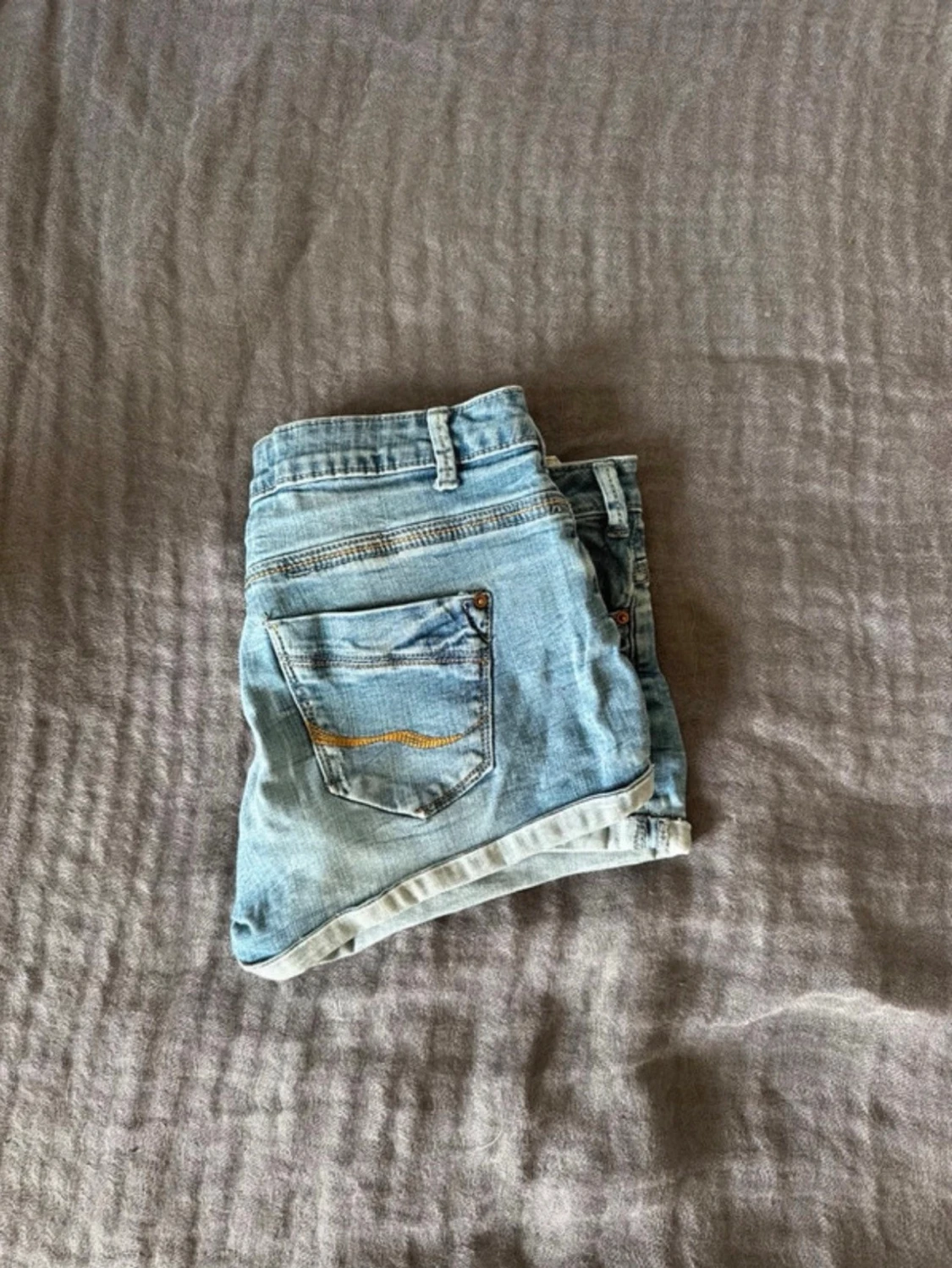 Blå lågmidjade jeansshorts - 2