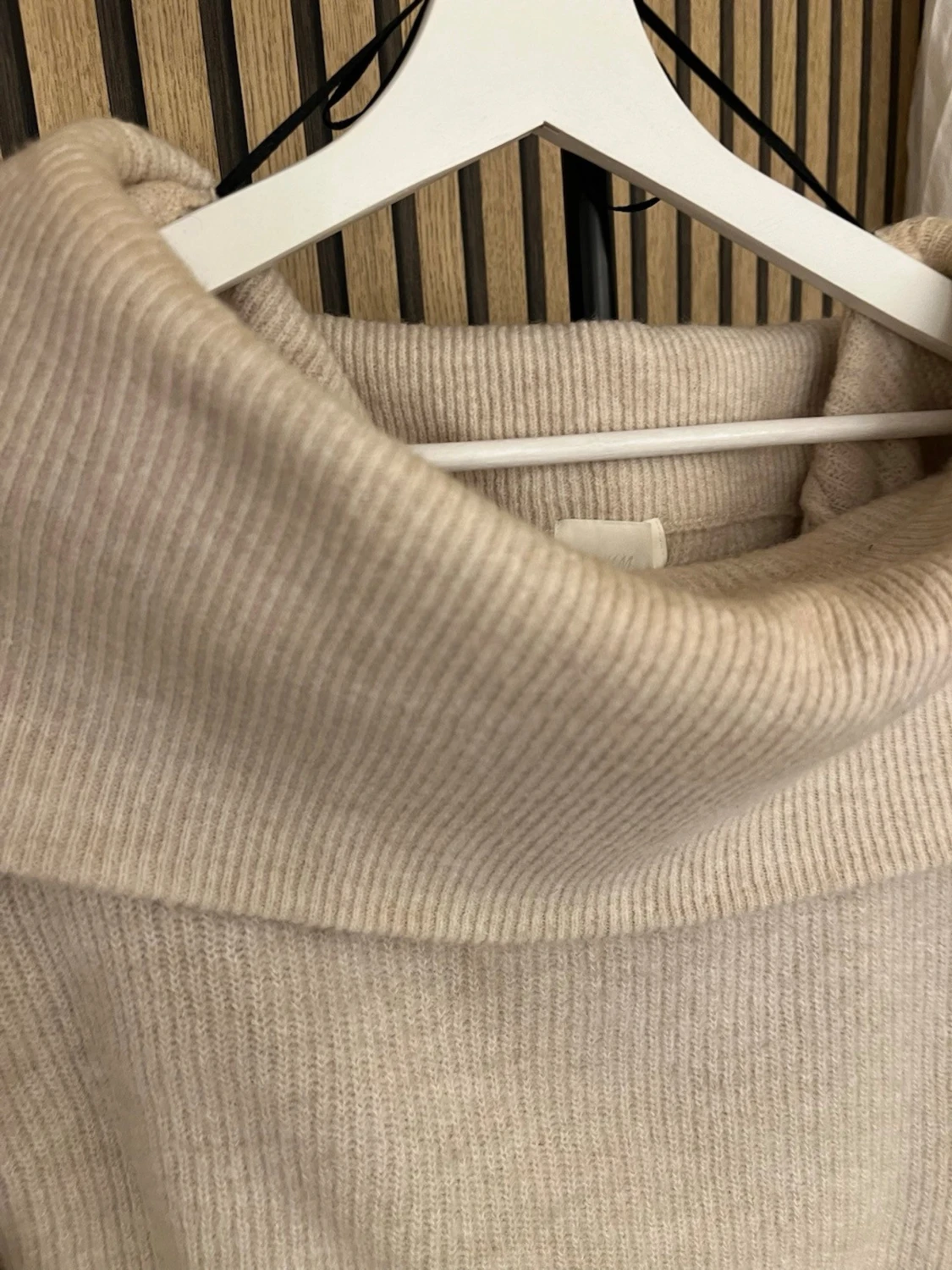 Beige stickad offshoulder tröja - 2