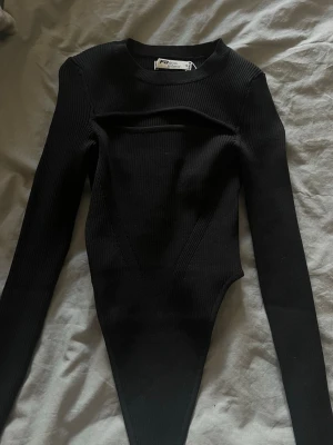 svart body med urringning  - svart body med cool urringning vid brösten. aldrig använd och är i nyskick.